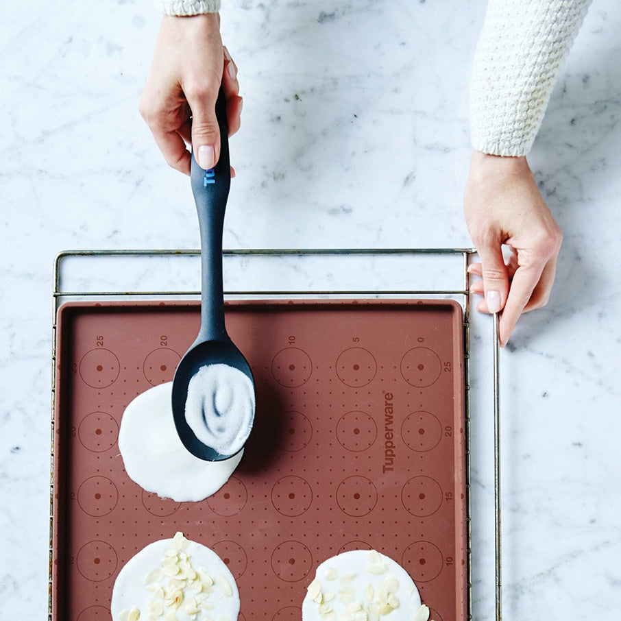 simple spoon zwart verbergt eventuele vlekken terwijl het handvat van de simple spoon een eigen kleur heeft voor gemakkelijke herkenning in keukenlades.
